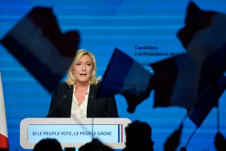 Como a candidata Marine Le Pen mudou sua imagem e passou a encarnar uma mãe francesa que ama seus gatos