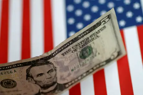 Dólar sobe e bate R$ 5,70, após Fed indicar alta dos juros