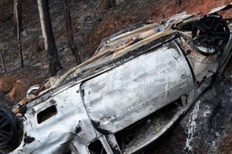 Corpo carbonizado é encontrado dentro de carro que caiu de barranco na MG-126, em Bicas