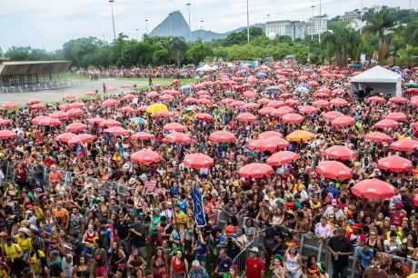 Simpatia, Boitatá, Bangalafumenga e mais 51 blocos desfilam no Rio; FOTOS