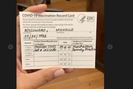 Michelle Bolsonaro posta foto do seu cartão de vacinação contra COVID