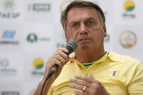 Bolsonaro se desculpa por divulgar fake news sobre imunizante