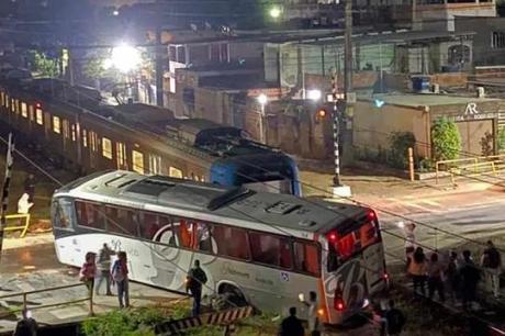 Choque entre trem e ônibus deixa 13 feridos no Rio de Janeiro