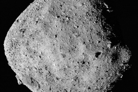 Primeira amostra de asteroide já coletada cai de paraquedas nos EUA