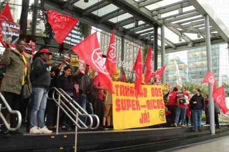 MTST protesta em frente a empresa de Paulo Guedes