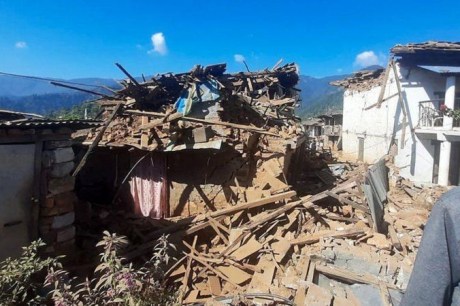 'Não conseguiram salvar minha filha': terremoto no Nepal deixa mais de 150 mortos