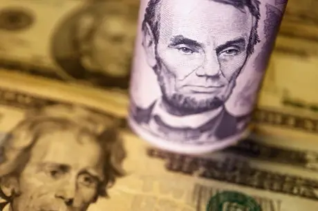 Dólar abre sessão com leve alta com mercado à espera de decisões sobre juros