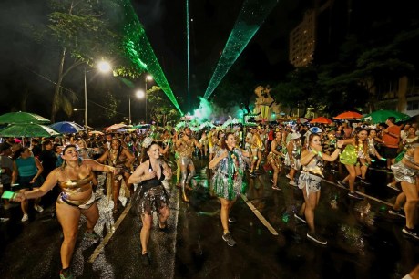 Show de luzes, homenagem a Jorge Ben Jor e 'dança do jacaré': veja como foi desfile do Chama o Síndico em BH