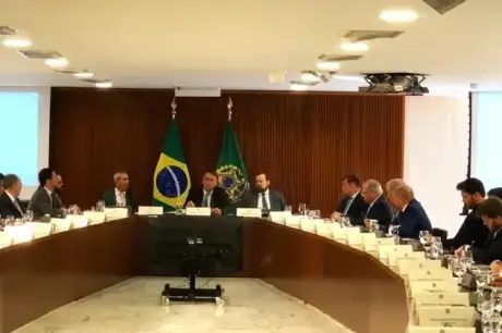 Em vídeo, Bolsonaro convoca ministros a agirem antes da eleição: ?Se reagir depois, vai ter caos no Brasil?