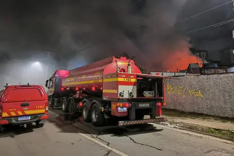 Incêndio destrói salão de beleza em Belo Horizonte; VÍDEO