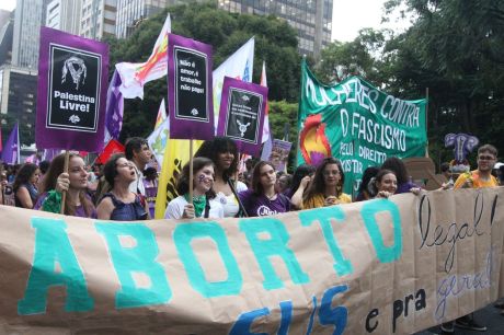 Na Paulista, marcha pede legalização do aborto e igualdade de gênero