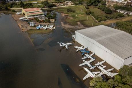 Base Aérea de Canoas recebe primeiro voo remanejado de Porto Alegre