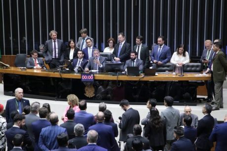 Texto que permite Mesa da Câmara suspender deputado será votado hoje