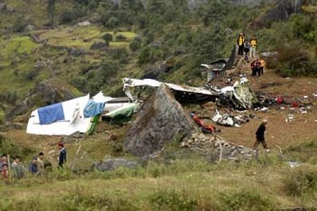 Avião pequeno cai ao decolar e mata 18 no Nepal