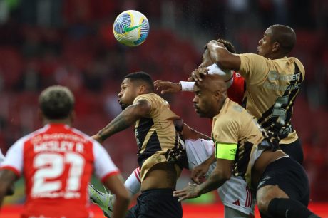 Athletico leva gol do Inter no último minuto e deixa escapar vitória no Beira-Rio