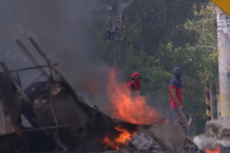 Moradores de comunidade de João Pessoa colocam fogo em via contra assassinato de jovem