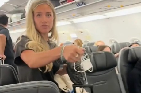 Briga em avião: passageiro coloca mulher contra parede após ter carregador levado sem permissão