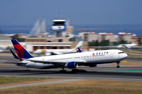 Passageira fura esquemas de segurança e embarca em voo de Nova York para Paris sem passagem