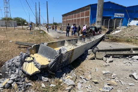 Assaltantes batem carro em poste durante fuga em Campina Grande