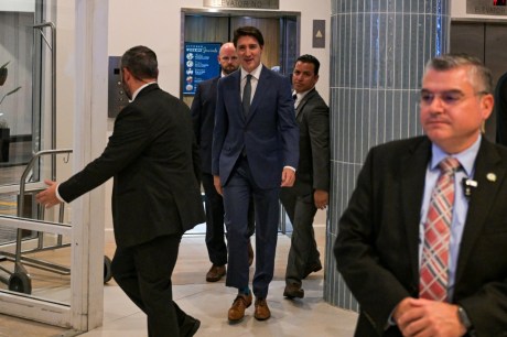 Preocupado com ameaças tarifárias, premiê do Canadá se reúne com Trump