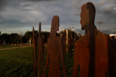 Heróis anônimos: Porto Alegre ganha monumento em homenagem aos voluntários das enchentes