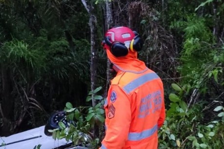 Homens sobrevivem após carro cair de penhasco de 200 metros em Juiz de Fora