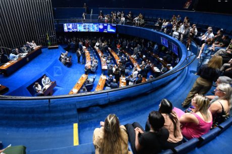 Senado aprova projeto que eleva conta de luz; texto segue para a sanção de Lula