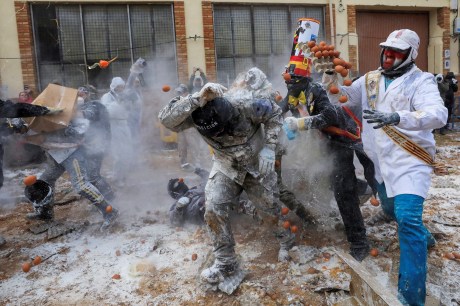 VÍDEO: Foliões travam 'guerra' de ovos e farinha em cidade na Espanha