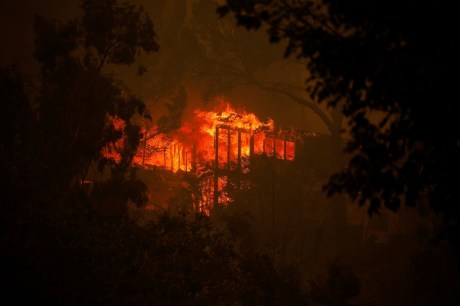 Incêndio florestal força retirada de pessoas em área nobre de Los Angeles