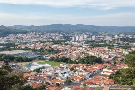 Amparo demite professora denunciada por agredir aluno e incentivar uso da violência