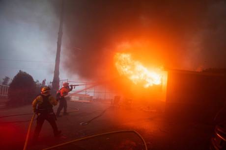 Mega incêndio atinge Los Angeles e deixa mais de 30 mil desabrigados