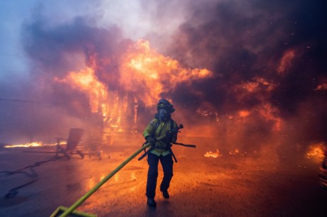 Destruição, colunas de fumaça e evacuação em massa: veja FOTOS e VÍDEOS de incêndio florestal em Los Angeles