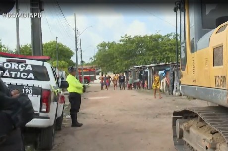 Terreno ocupado por barracos improvisados sofre reintegração de posse para construção de praça na Zona Sul de João Pessoa