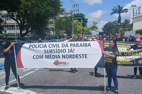 Policiais civis, penais e militares fazem protesto em João Pessoa