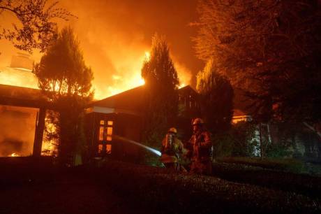 Incêndios em Los Angeles chegam ao terceiro dia; número de mortes sobe para 10