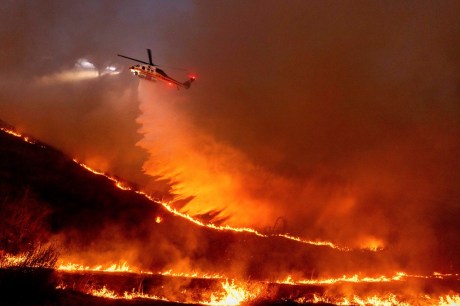 Novo foco de incêndio em Los Angeles se espalha rapidamente e obriga novas remoções de moradores