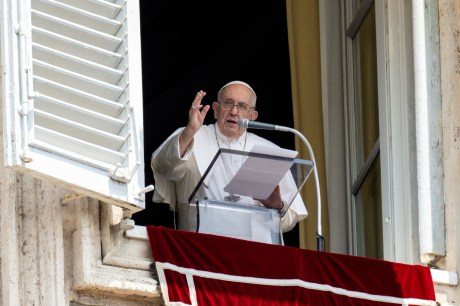 Vaticano aprova diretrizes permitindo que homens gays se tornem padres, desde que não façam sexo