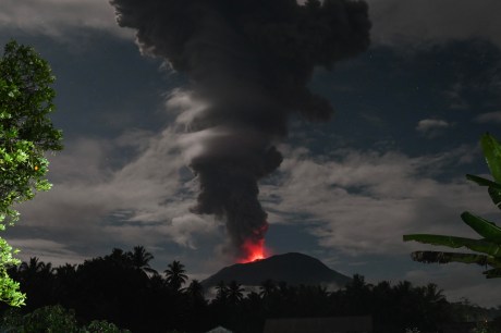 Vulcão entra em erupção na Indonésia e projeta nuvem de fumaça quilométrica no céu