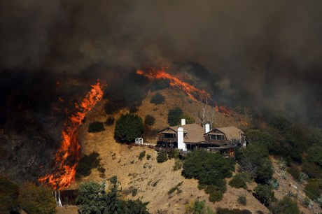 Bombeiros de Los Angeles correm contra o tempo para controlar chamas em meio a retorno de fortes ventos