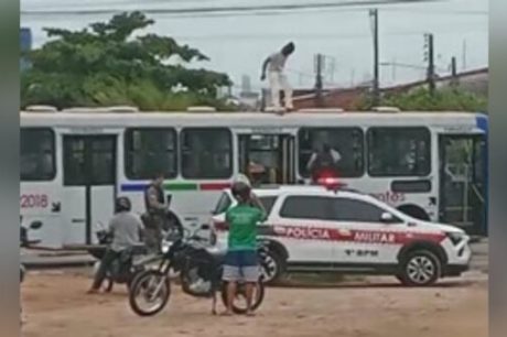 VÍDEO: homem toma chave de motorista e sobe em ônibus, em João Pessoa