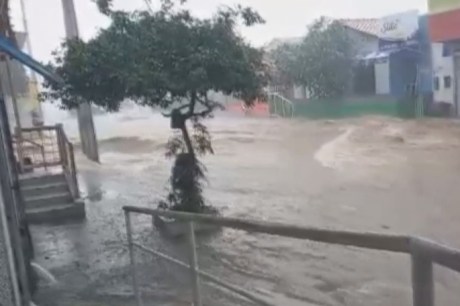 Fortes chuvas causam estragos e deixam moradores desalojados em cidades da Bahia