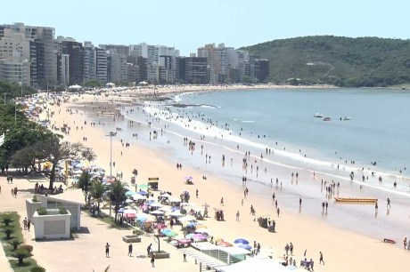 Areia preta terapêutica, navios naufragados e bolinho de aipim gigante: conheça 10 curiosidades de Guarapari