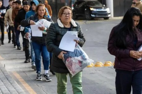 'Vou processar o governo Trump pelo direito da minha filha à cidadania', diz imigrante brasileira grávida e sem documentos